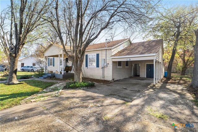 view of front of property with a carport and a front lawn