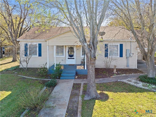 bungalow featuring a front lawn