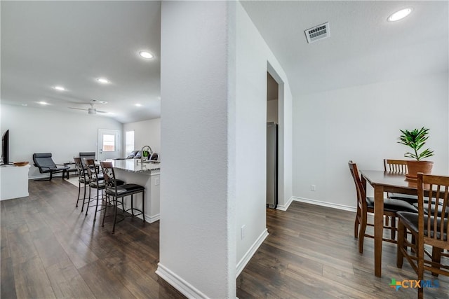 dining room with baseboards, visible vents, dark wood finished floors, ceiling fan, and recessed lighting