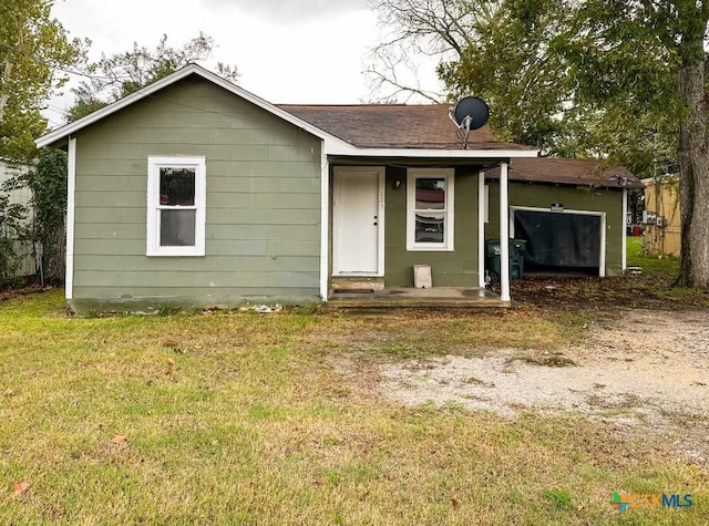 view of front facade with a front lawn