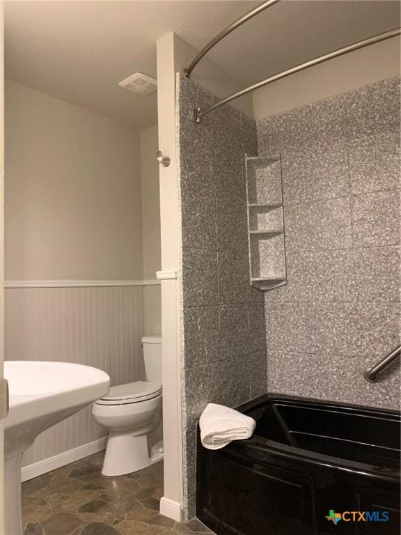 3002 Veterans Ave, Copperas Cove, TX 76522 - full bath with toilet and a wainscoted wall