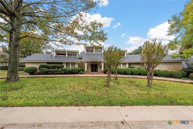 view of front of property with a front lawn