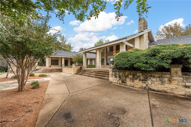 view of front of property