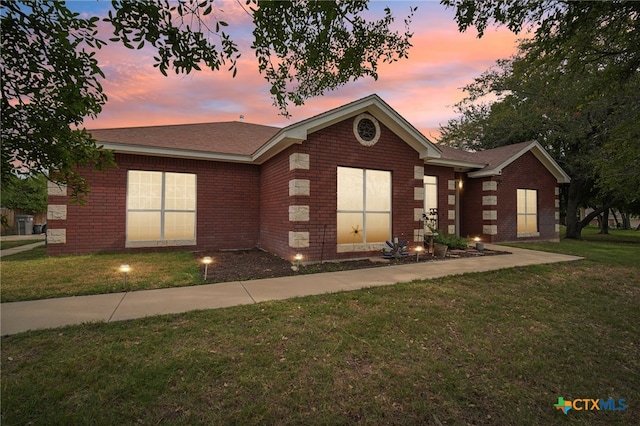 view of front facade featuring a yard