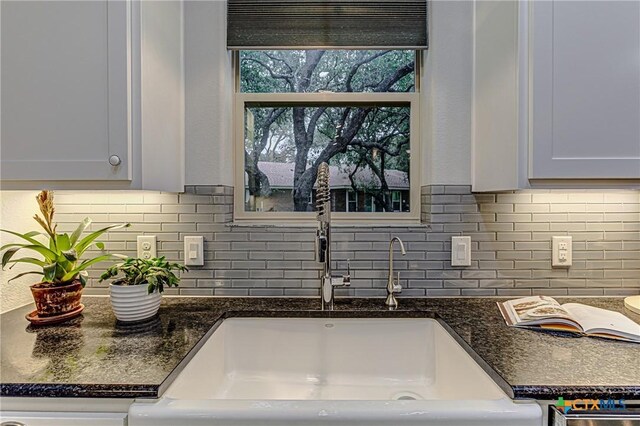 1002 Merry Ln, Kingsland, TX 78639 - kitchen with decorative backsplash and dark stone countertops