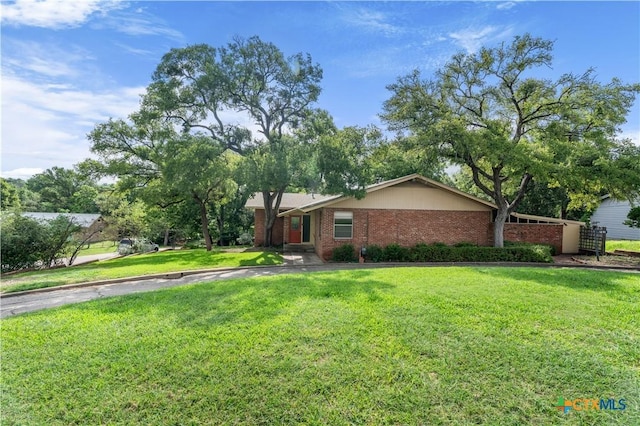 701 Live Oak St, Gatesville, TX 76528 - view of front facade featuring brick siding and a front yard