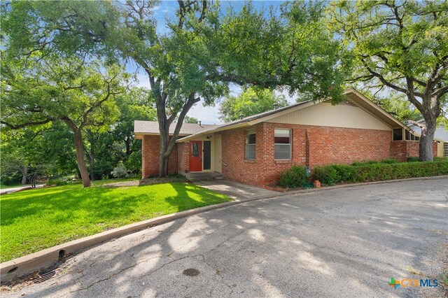 single story home with a front lawn