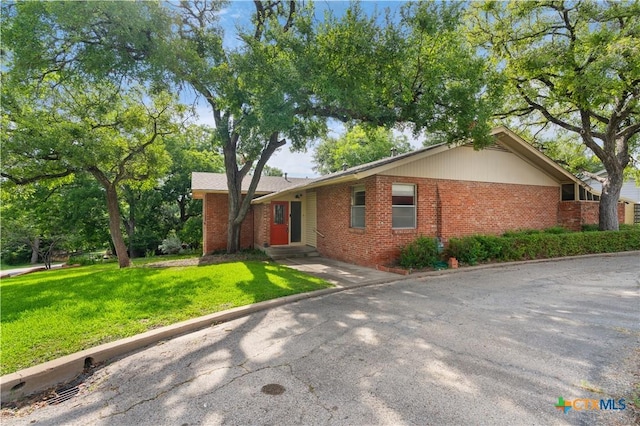 701 Live Oak St, Gatesville, TX 76528 - ranch-style house featuring brick siding and a front lawn