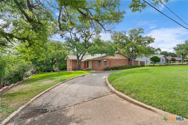 single story home with a front yard