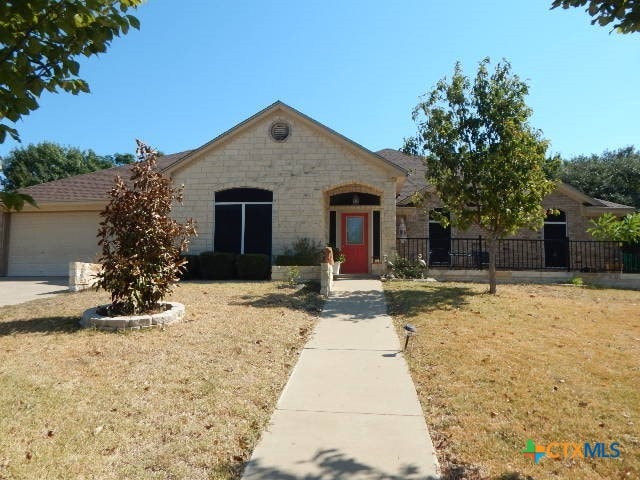 view of front facade with a front yard