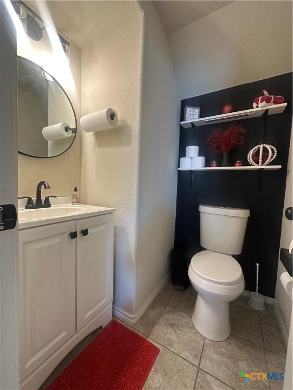 9516 Glynhill Ct, Killeen, TX 76542 - bathroom featuring tile patterned floors, vanity, baseboards, and toilet