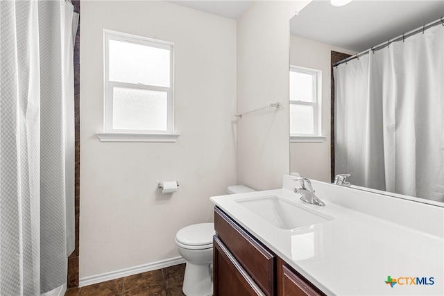 full bathroom with baseboards, toilet, a shower with curtain, and vanity