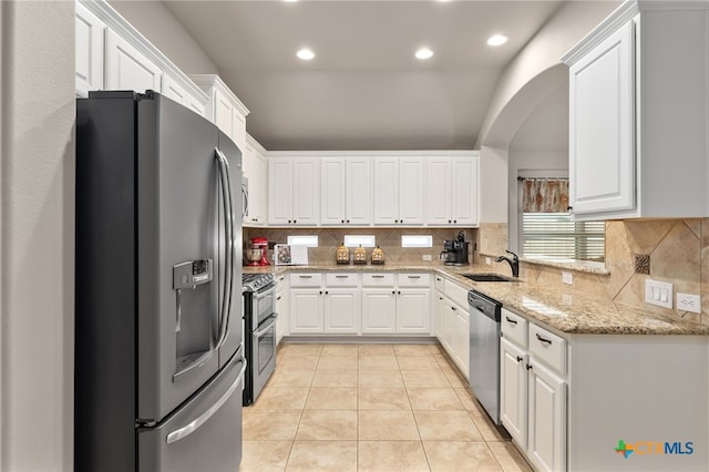 2935 Angelina Dr, Round Rock, TX 78665 - kitchen with stainless steel appliances, a sink, white cabinetry, decorative backsplash, and recessed lighting