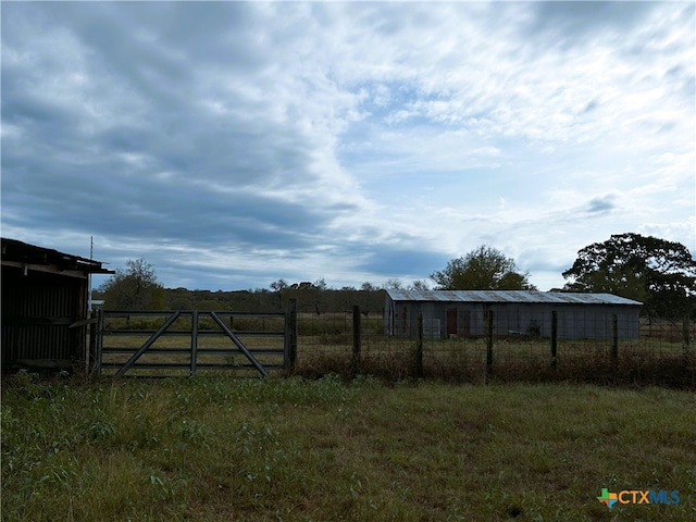 view of yard featuring a rural view