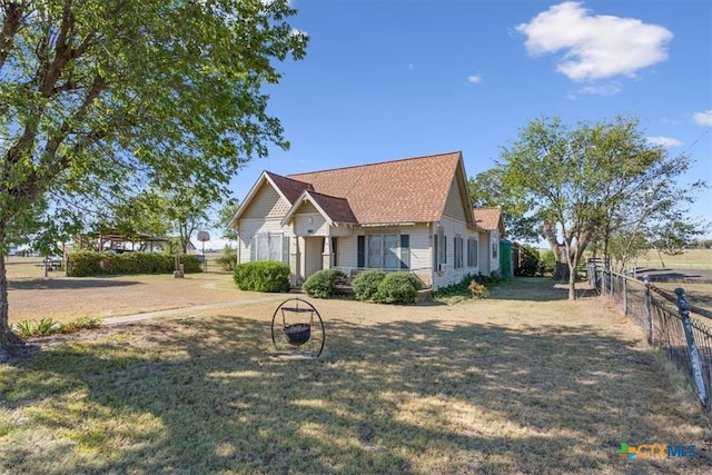 view of front facade featuring a front lawn