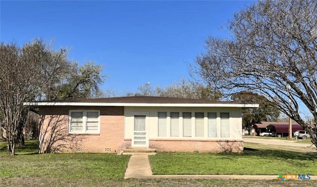 ranch-style home featuring a front yard