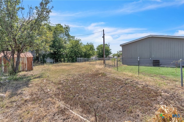 view of yard with an outbuilding