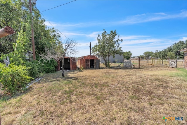 view of yard with a shed