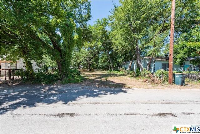 Listing photo 2 for 1110 E Crockett St, Luling TX 78648