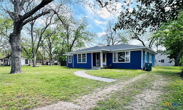 view of front facade featuring a front yard