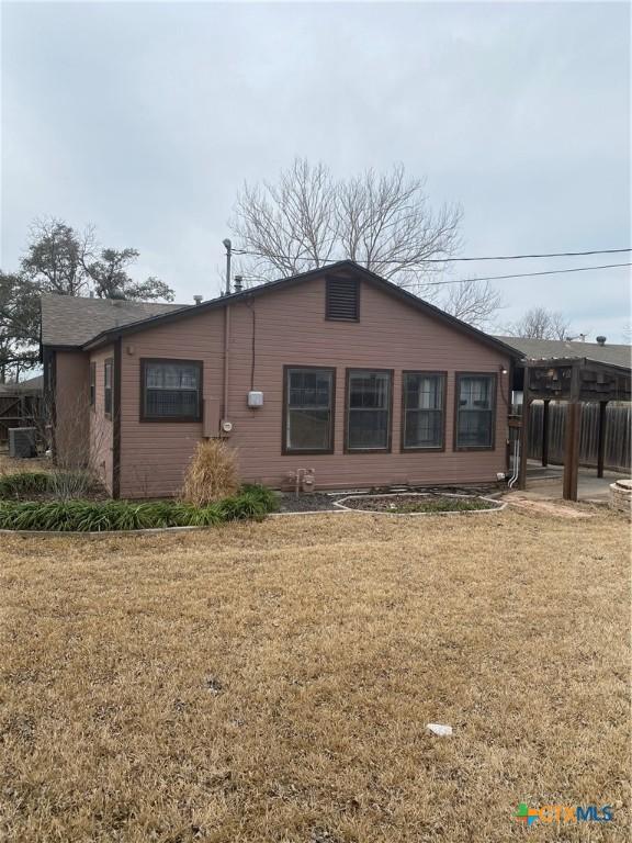 exterior space featuring a lawn