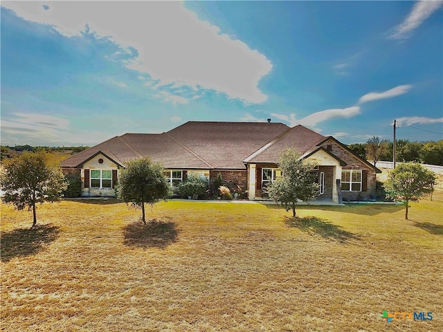 single story home with a front lawn