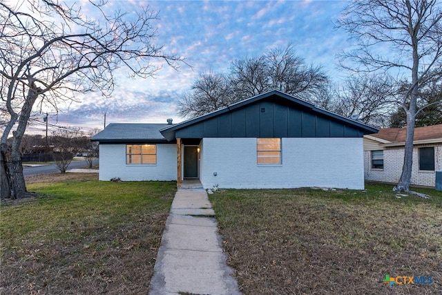 view of front of home featuring a front lawn