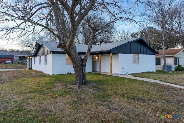 view of front of house featuring a front lawn