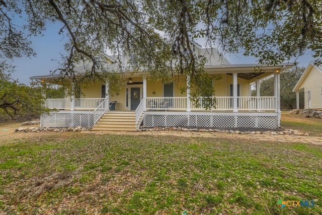 country-style home with a porch and a front lawn