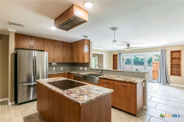 kitchen with visible vents, a sink, decorative backsplash, a peninsula, and appliances with stainless steel finishes