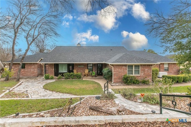 single story home with a front lawn