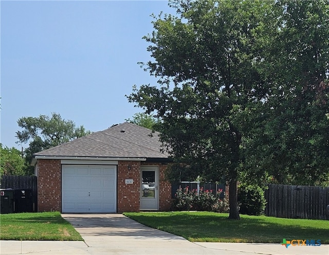 view of front facade with a front lawn