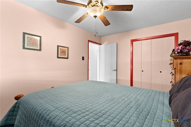 bedroom featuring a closet, a textured ceiling, and a ceiling fan