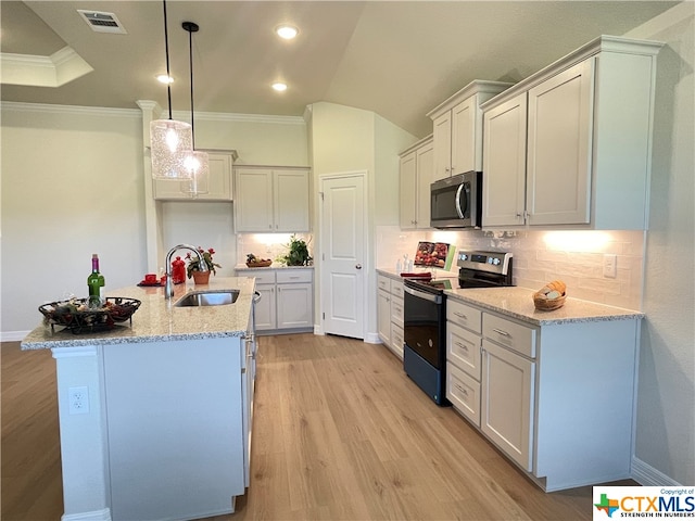 kitchen featuring black range with electric cooktop, sink, an island with sink, white cabinets, and light hardwood / wood-style flooring