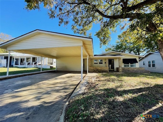 view of front of house featuring a front lawn and a carport