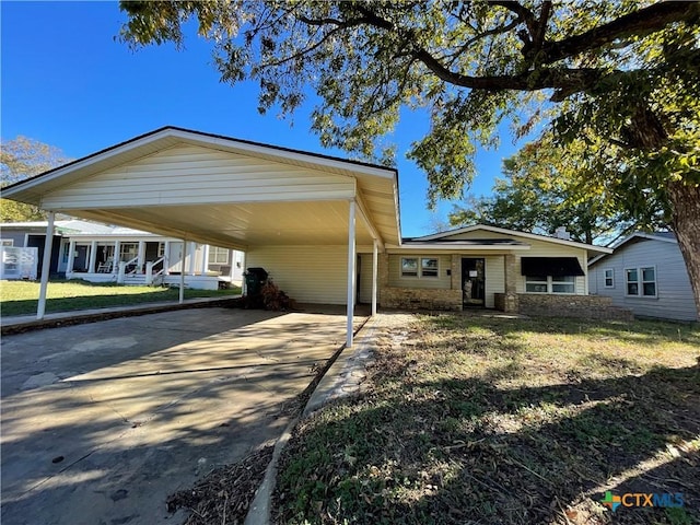 view of front facade featuring a carport and a front yard