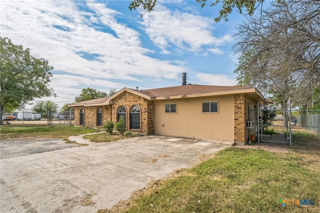 single story home featuring a front lawn