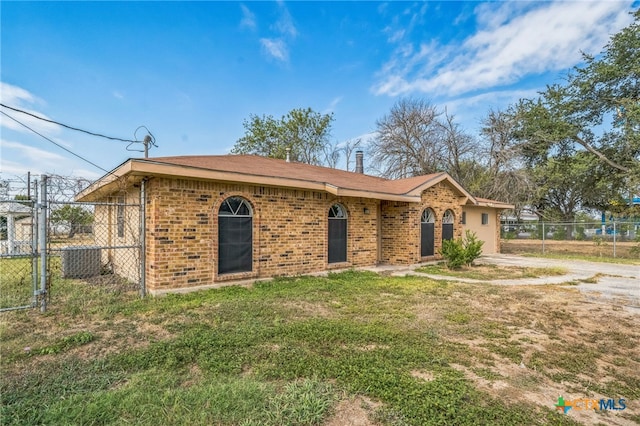 single story home featuring a front yard