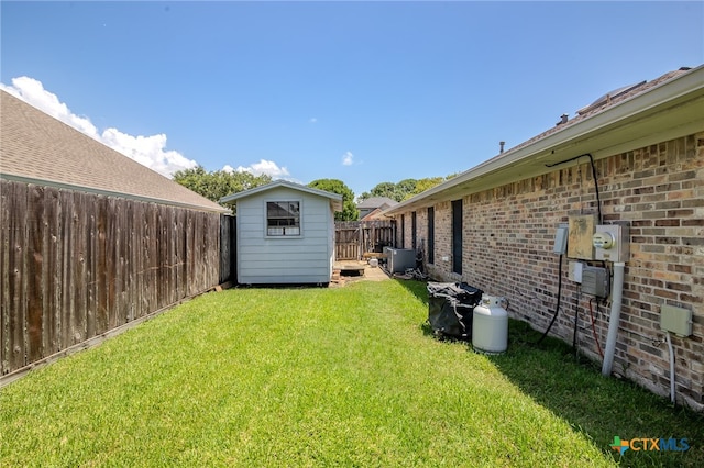 view of yard with a storage shed