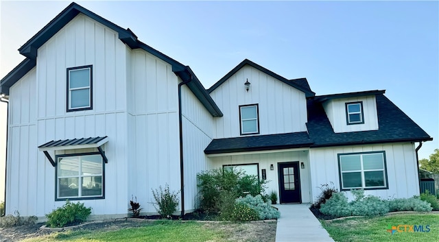 view of modern farmhouse style home