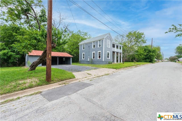 view of front of house featuring a front lawn