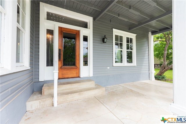 entrance to property featuring a porch