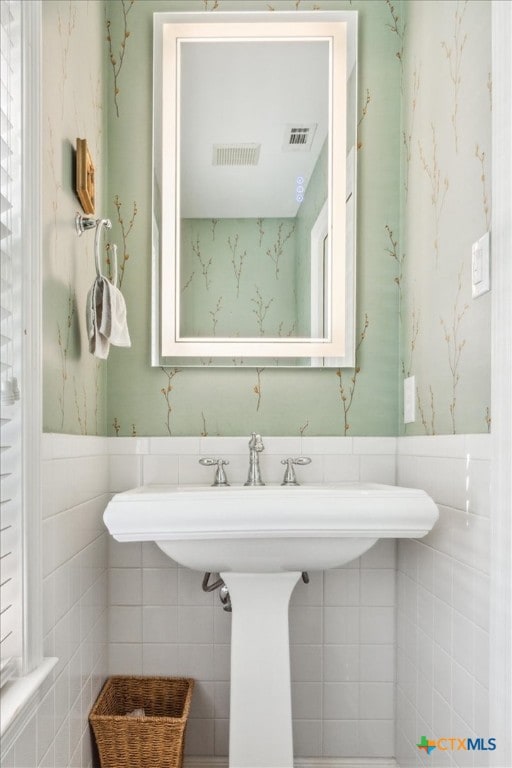 bathroom featuring tile walls