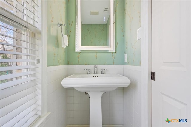 bathroom featuring tile walls