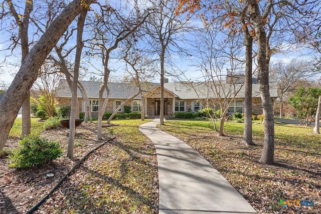 ranch-style home featuring a front lawn