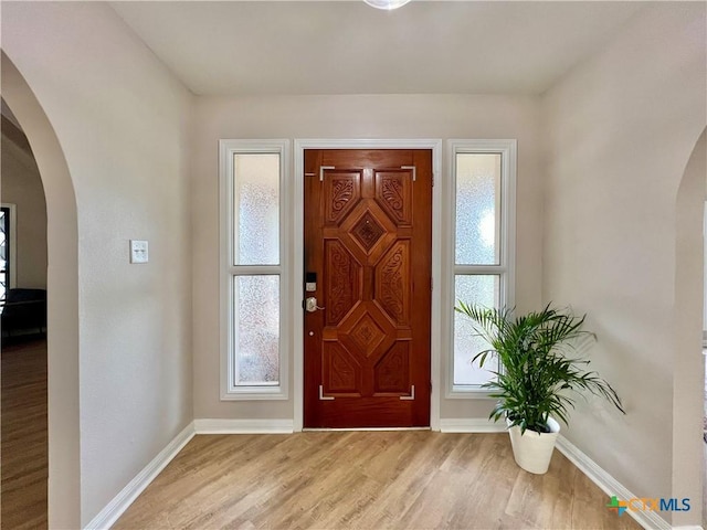 101 Biltmore Dr, Victoria, TX 77904 - entryway featuring arched walkways and light wood-style flooring