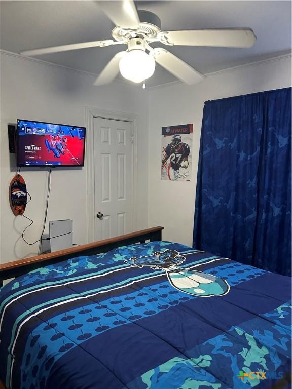 bedroom featuring ceiling fan