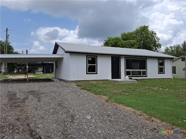 1617 E Miller St, Belton, TX 76513 - view of front of home with a front yard, gravel driveway, a carport, and board and batten siding