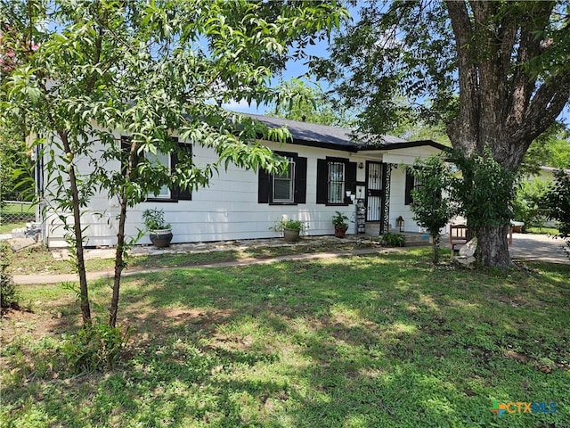 703 Atkinson Ave, Killeen, TX 76541 - ranch-style house with a front yard