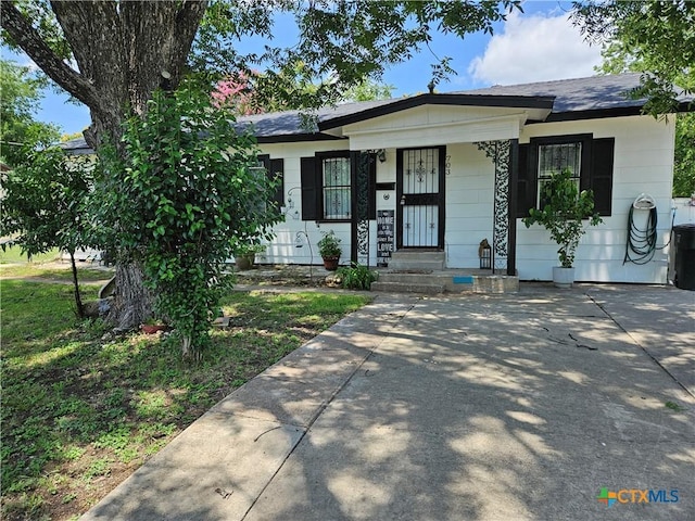 703 Atkinson Ave, Killeen, TX 76541 - view of front facade featuring a shingled roof